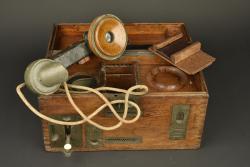 Téléphone de campagne allemand Feldfernsprecher 1916 type B. German field telephone Feldfernsprecher 1916 type B — miniature 6