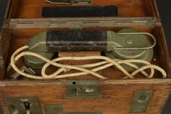 Téléphone de campagne allemand Feldfernsprecher 1916 type B. German field telephone Feldfernsprecher 1916 type B — miniature 7