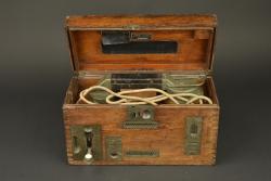 Téléphone de campagne allemand Feldfernsprecher 1916 type B. German field telephone Feldfernsprecher 1916 type B — miniature 9