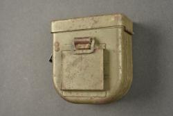 Ecouteur téléphonique allemand dans son étui ersatz en fer. German telephone receiver in its ersatz metal case — miniature 2