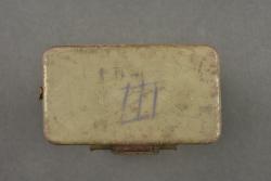 Ecouteur téléphonique allemand dans son étui ersatz en fer. German telephone receiver in its ersatz metal case — miniature 3