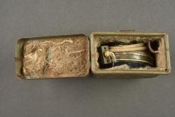 Ecouteur téléphonique allemand dans son étui ersatz en fer. German telephone receiver in its ersatz metal case — miniature 4