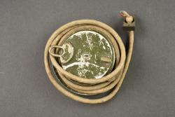 Ecouteur téléphonique allemand dans son étui ersatz en fer. German telephone receiver in its ersatz metal case — miniature 5