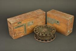 Boites à batteries allemandes et rouleau de câble pour téléphonie. German battery boxes and cable reel for field telephony — miniature 1