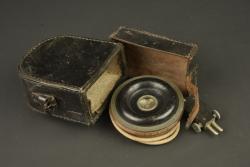 Ecouteur téléphonique allemand dans son étui cuir. German telephone receiver in its leather case — miniature 1
