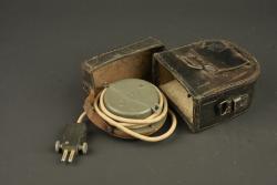 Ecouteur téléphonique allemand dans son étui cuir. German telephone receiver in its leather case — miniature 5