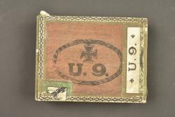 Boite de cigares à l'effigie de Otto Weddigen et du sous marin U9. Cigar box bearing the image of Otto Weddigen and submarine U9 — miniature 1