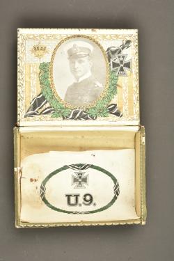 Boite de cigares à l'effigie de Otto Weddigen et du sous marin U9. Cigar box bearing the image of Otto Weddigen and submarine U9 — miniature 3