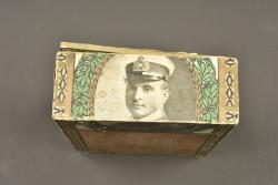 Boite de cigares à l'effigie de Otto Weddigen et du sous marin U9. Cigar box bearing the image of Otto Weddigen and submarine U9 — miniature 6