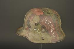 Stahlhelm camouflé capturé par un canadien avec noms de batailles. Camouflaged Stahlhelm captured by a Canadian soldier with battle names — miniature 11