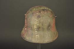 Stahlhelm camouflé capturé par un canadien avec noms de batailles. Camouflaged Stahlhelm captured by a Canadian soldier with battle names — miniature 12