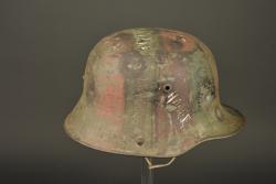 Stahlhelm camouflé capturé par un canadien avec noms de batailles. Camouflaged Stahlhelm captured by a Canadian soldier with battle names — miniature 13