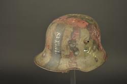 Stahlhelm camouflé capturé par un canadien avec noms de batailles. Camouflaged Stahlhelm captured by a Canadian soldier with battle names — miniature 1