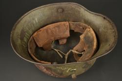 Stahlhelm camouflé capturé par un canadien avec noms de batailles. Camouflaged Stahlhelm captured by a Canadian soldier with battle names — miniature 4
