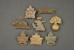 Lot de 8 insignes Canadiens. Lot of 8 Canadian badges — miniature 1
