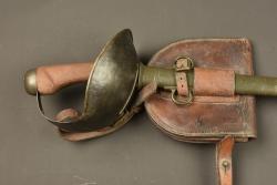 Sabre troupe de cavalerie anglais modèle 1908 avec sa poche à fer. British Pattern 1908 cavalry trooper’s sword with horseshoe pouch — miniature 14