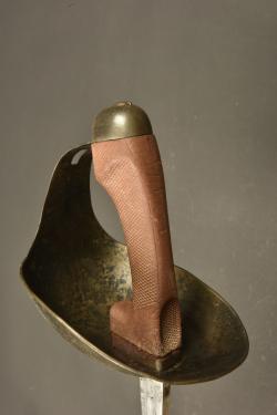Sabre troupe de cavalerie anglais modèle 1908 avec sa poche à fer. British Pattern 1908 cavalry trooper’s sword with horseshoe pouch — miniature 3