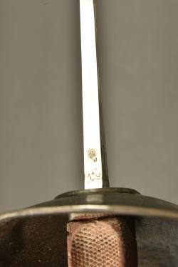 Sabre troupe de cavalerie anglais modèle 1908 avec sa poche à fer. British Pattern 1908 cavalry trooper’s sword with horseshoe pouch — miniature 5