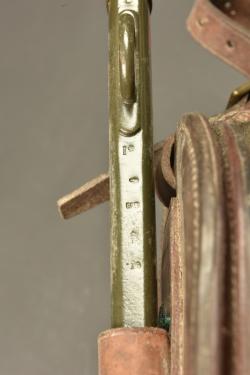 Sabre troupe de cavalerie anglais modèle 1908 avec sa poche à fer. British Pattern 1908 cavalry trooper’s sword with horseshoe pouch — miniature 9
