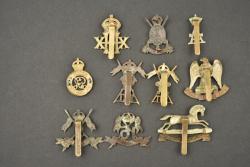 Lot de 10 cap badge de cavalerie anglaise. Lot of 10 British cavalry cap badges — miniature 2