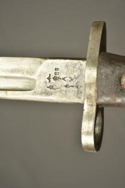 Baïonnette anglaise 1907 avec fourreau à impact et porte fourreau cuir. British Pattern 1907 bayonet with damaged scabbard and leather frog — miniature 2