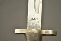 Baïonnette anglaise 1907 avec fourreau à impact et porte fourreau cuir. British Pattern 1907 bayonet with damaged scabbard and leather frog — miniature 3