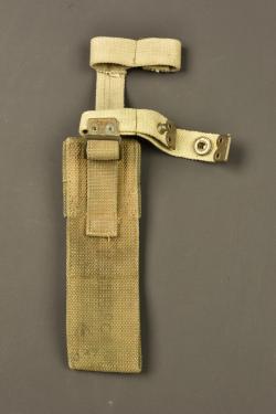 Porte baïonnette anglais en web avec reproduction de porte manche. British webbing bayonet frog with reproduction helve carrier — miniature 3