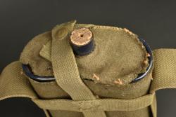 Equipement Web anglais bidon, musette et bretelles. British web equipment including canteen, haversack and braces — miniature 4