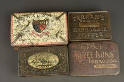 Lot de 6 boîtes anglaises et un quart. Lot of 6 British tins and one mug — miniature 1