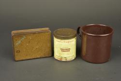 Lot de 6 boîtes anglaises et un quart. Lot of 6 British tins and one mug — miniature 2