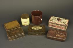 Lot de 6 boîtes anglaises et un quart. Lot of 6 British tins and one mug — miniature 3