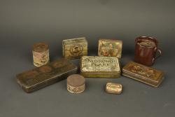 Lot de 8 boîtes anglaises et un quart. Lot of 8 British tins and one mug — miniature 1
