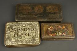 Lot de 8 boîtes anglaises et un quart. Lot of 8 British tins and one mug — miniature 2