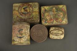 Lot de 8 boîtes anglaises et un quart. Lot of 8 British tins and one mug — miniature 3