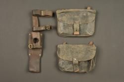 Porte manche d'outil anglais en cuir pattern 1914 et cartouchières. British Pattern 1914 leather helve carrier and ammunition pouches — miniature 1