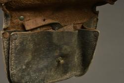 Porte manche d'outil anglais en cuir pattern 1914 et cartouchières. British Pattern 1914 leather helve carrier and ammunition pouches — miniature 2