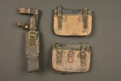 Porte manche d'outil anglais en cuir pattern 1914 et cartouchières. British Pattern 1914 leather helve carrier and ammunition pouches — miniature 3