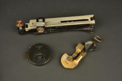 Ensemble de 3 clinomètres anglais. Set of 3 British clinometers — miniature 8
