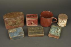 Lot de 6 boîtes anglaises et un quart. Lot of 6 British tins and one mug — miniature 1