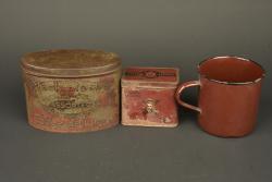 Lot de 6 boîtes anglaises et un quart. Lot of 6 British tins and one mug — miniature 2