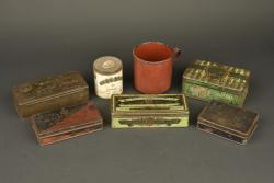 Lot de 6 boîtes anglaises et un quart. Lot of 6 British tins and one mug — miniature 1