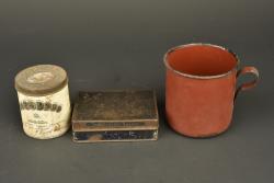 Lot de 6 boîtes anglaises et un quart. Lot of 6 British tins and one mug — miniature 2