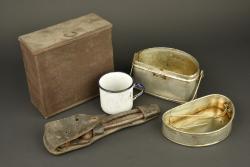 Lot d'équipement anglais gamelle, quart, pince et boite à vivres. Lot of British equipment including mess tin, mug, wire cutters and ration tin — miniature 1