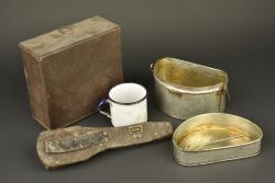 Lot d'équipement anglais gamelle, quart, pince et boite à vivres. Lot of British equipment including mess tin, mug, wire cutters and ration tin — miniature 5