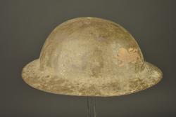 Casque anglais Brodie avec insigne du King's Own Royal Regiment de Lancaster. British Brodie helmet with badge of the King’s Own Royal Regiment of Lancaster — miniature 10