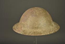 Casque anglais Brodie avec insigne du King's Own Royal Regiment de Lancaster. British Brodie helmet with badge of the King’s Own Royal Regiment of Lancaster — miniature 7