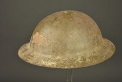 Casque anglais Brodie avec insigne du King's Own Royal Regiment de Lancaster. British Brodie helmet with badge of the King’s Own Royal Regiment of Lancaster — miniature 9
