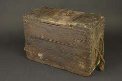Caisse anglaise pour cartouchières d'allègement et bandolier toile. British crate for emergency ammunition pouches and cloth bandolier — miniature 1