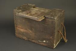 Caisse anglaise pour cartouchières d'allègement et bandolier toile. British crate for emergency ammunition pouches and cloth bandolier — miniature 4