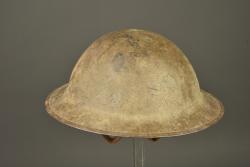 Casque anglais MkI nominatif. Named British MkI helmet — miniature 1